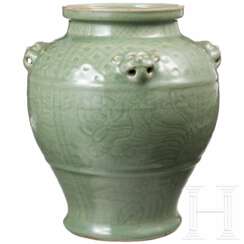 Lonquan-Seladon-Vase mit Grotesken, China, wohl Yuan-Dynastie