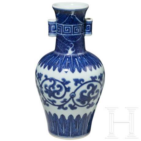 Blau-weiße Vase mit Qianglong-Marke, China, wahrscheinlich später, 19. Jhdt. - фото 1