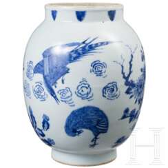 Große blau-weiße Vase mit Blumendekor, wahrscheinlich Kangxi-Periode (Anfang 18. Jhdt.)
