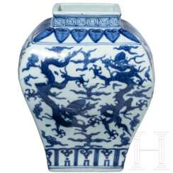 Blau-weiße Vase mit Drachendekor und Jiajing-Sechszeichenmarke (1507 - 1567), China, wohl aus dieser Zeit