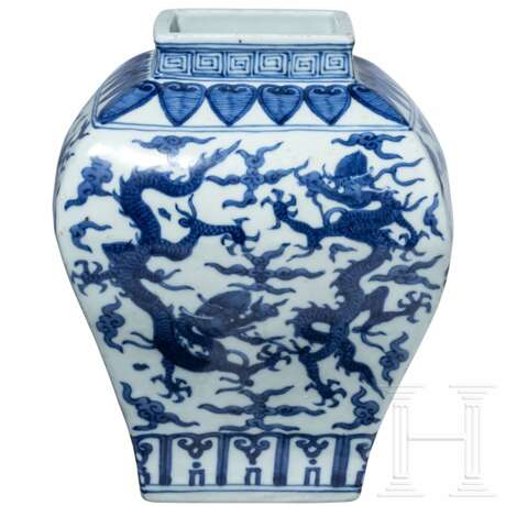 Blau-weiße Vase mit Drachendekor und Jiajing-Sechszeichenmarke (1507 - 1567), China, wohl aus dieser Zeit - Foto 1