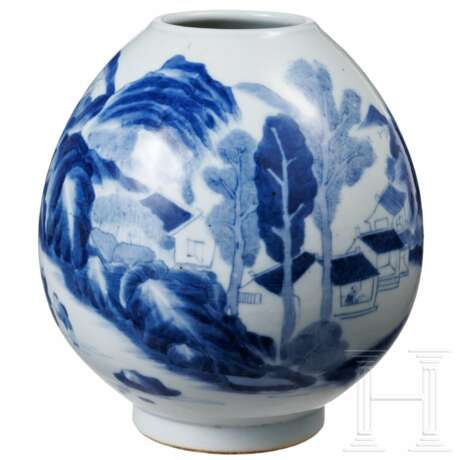 Blau-weiße Vase mit Berg- und Seelandschaft, China, wohl 19./20. Jhdt. - photo 1
