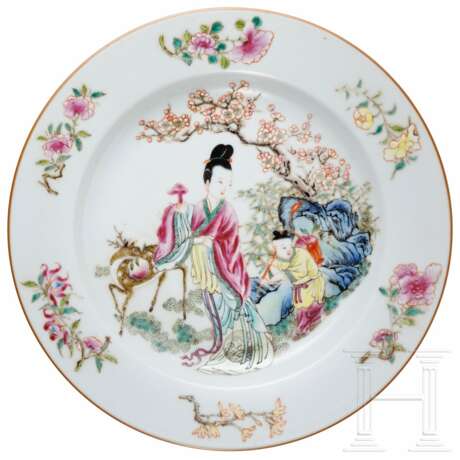Famille-rose-Teller mit der Göttin Magu, China, wohl Yongzheng-Periode (Anfang 18. Jhdt.) - photo 1