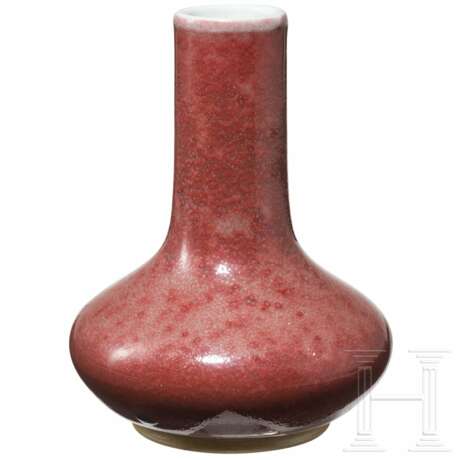 Kleine kupferrot glasierte Vase mit unterglasurblauer Yongzheng-Sechszeichenmarke, 18./19. Jhdt. - фото 1