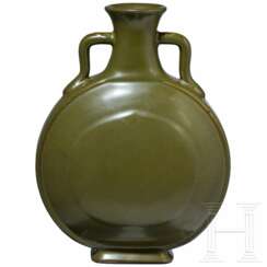 Vase (moon flask) mit "Teadust"-Glasur und Qianlong-Sechszeichenmarke, China, wohl aus der Zeit (1711 - 1799)