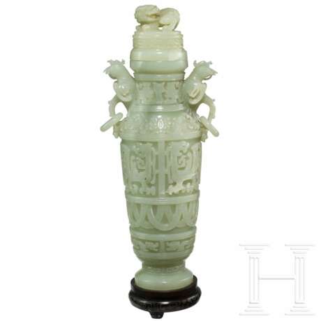 Schwere Jade-Vase mit geschnittener Wandung, China, 19./20. Jhdt. - Foto 1