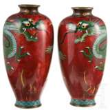 Ein Paar Emaille-Vasen, Japan, um 1920 - Foto 1