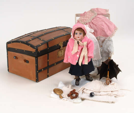Trousseau mit kleiner Mädchen-Puppe und Zubehör. - photo 1