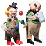 Zwei Schuco-Tanzfiguren - Trachtenfigur "Vater mit Bierkrug" sowie Clown als Jongleur - Foto 1