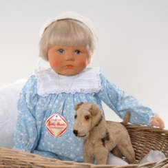 Käthe-Kruse-Baby "Du Mein" und Steiff-"Foxy" im Korb. 