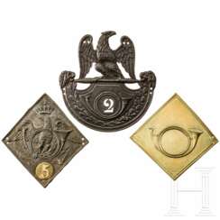 Drei Tschako-Embleme für Chasseure oder Voltigeure