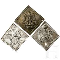 Drei Tschako-Embleme der Infanterie