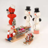 Weihnachtskonvolut mit 3 Schneemännern, 2 Schlitten und Christbaumschmuck. - photo 1