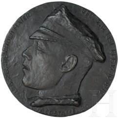 Große bronzene Erinnerungstafel auf den Leutnant der Fliegertruppe Reinhold Maier