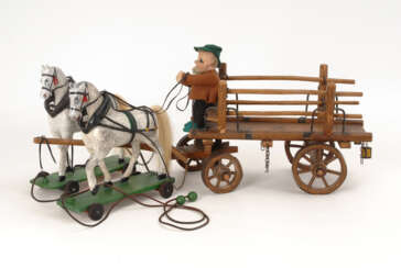 Pferdewagen mit Steiff-Figur als Kutscher.