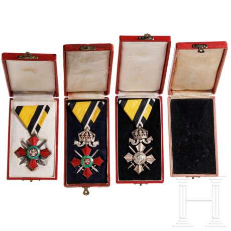Drei Kreuze des Militärverdienstordens, 2. Modell, 1933 - 1944, dazu vier Etuis - Foto 1