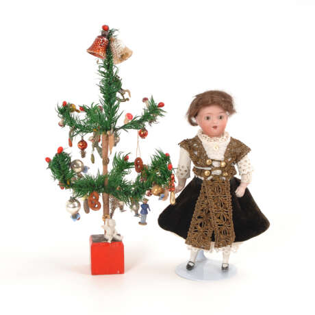 Weihnachtsbaum und kleine Puppe. - Foto 1