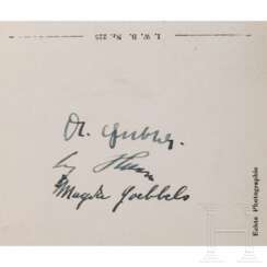 Adolf Hitler, Magda und Joseph Goebbels - eigenhändig signierte Fotographie-Postkarte