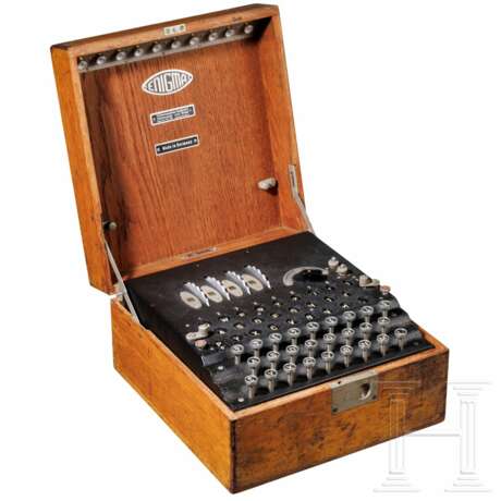 Chiffriermaschine "Enigma-K" mit drei Walzen, Nummer "K 305", komplett mit Holzkasten - photo 1