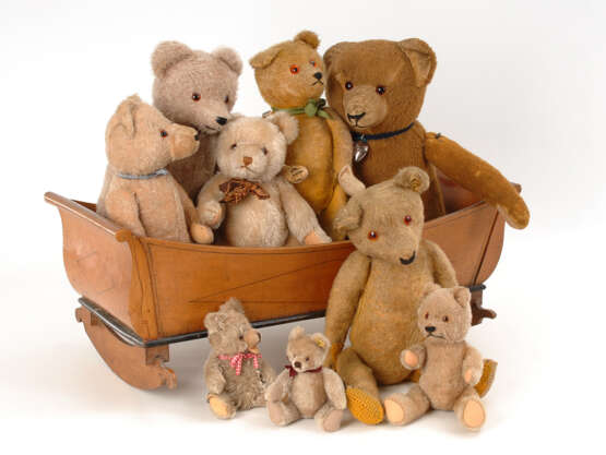 Konvolut Teddybären in Biedermeier-Puppenwiege. - Foto 1