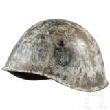 Italienischer Stahlhelm M 33 mit Wintertarnanstrich und deutschem Heeresemblem - photo 1