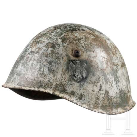 Italienischer Stahlhelm M 33 mit Wintertarnanstrich und deutschem Heeresemblem - фото 1