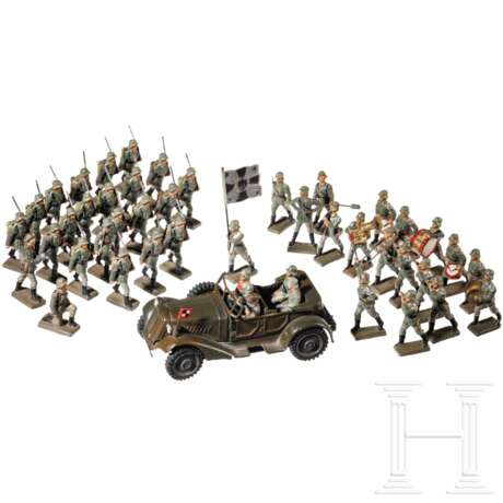 Lineol Kübelwagen 1/1201 mit Besatzung und 41 Soldaten des Heeres mit Fahnenträger - фото 1