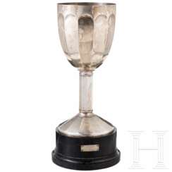 Eindrucksvoller silberner Pokal als Ehrenpreis im Winterhilfsrennen 1934