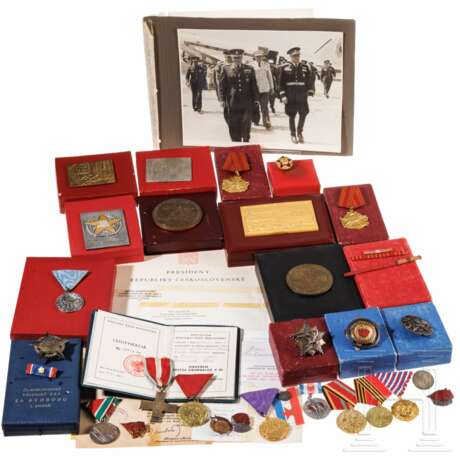 Generalleutnant der Jugoslawischen Volksarmee Vaso Jovanović (1915 - 2013) - fünf Orden, 23 Auszeichnungen und sechs Fotos, überwiegend Volksrepublik Jugoslawien - photo 1