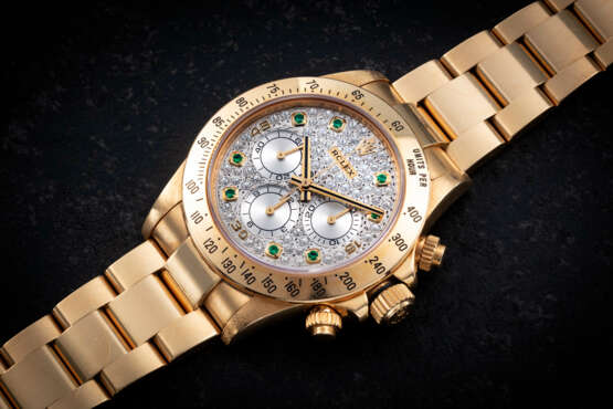 ROLEX, DAYTONA REF. 16528, AN ATTRACTIVE AND RARE GOLD AUTOMATIC CHRONOGRAPH WITH DIAMOND AND EMERALD-SET DIAL - фото 1