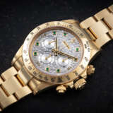 ROLEX, DAYTONA REF. 16528, AN ATTRACTIVE AND RARE GOLD AUTOMATIC CHRONOGRAPH WITH DIAMOND AND EMERALD-SET DIAL - Foto 1