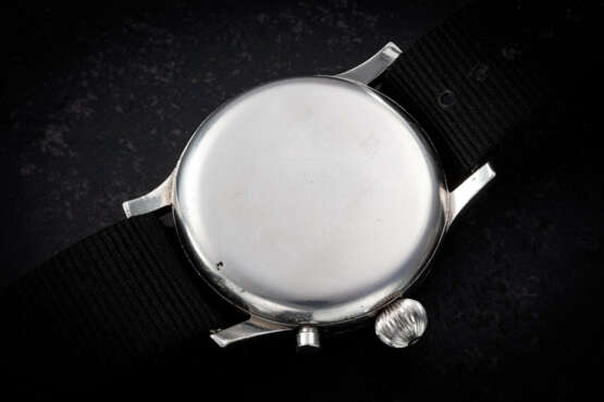 LONGINES, REF. 5824, A RARE AND UNUSUAL STEEL SINGLE BUTTON FLYBACK CHRONOGRAPH WRISTWATCH - photo 2