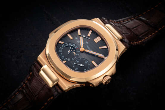 PATEK PHILIPPE, NAUTILUS REF. 5712R-001, A GOLD AUTOMATIC WRISTWATCH WITH MOON-PHASE AND POWER RESERVE - фото 1