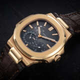 PATEK PHILIPPE, NAUTILUS REF. 5712R-001, A GOLD AUTOMATIC WRISTWATCH WITH MOON-PHASE AND POWER RESERVE - Foto 1