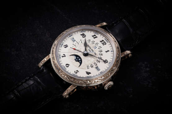 PATEK PHILIPPE, REF. 5160/500G-001, A FINE ENGRAVED GOLD AUTOMATIC PERPETUAL CALENDAR WITH RETROGRADE DATE INDICATION - фото 1