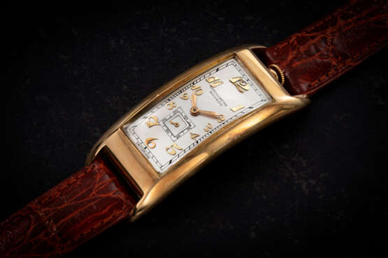 MOVADO, POLYPLAN MODEL REF. 44009, A RARE GOLD CURVED AND RECTANGULAR SHAPED MANUAL-WINDING WRISTWATCH - Foto 1