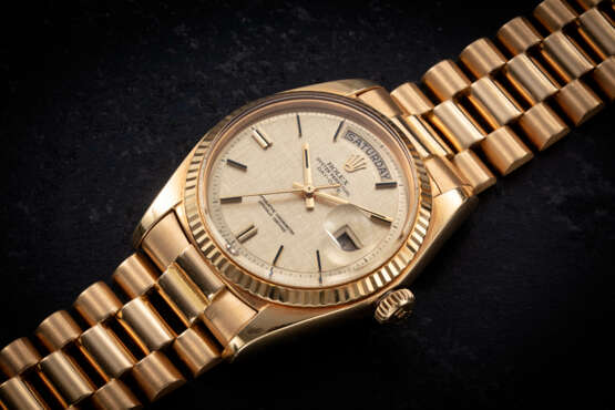 ROLEX, DAY-DATE REF. 1803, A GOLD AUTOMATIC WRISTWATCH WITH “LINEN DIAL” - Foto 1