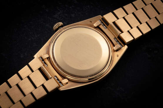ROLEX, DAY-DATE REF. 1803, A GOLD AUTOMATIC WRISTWATCH WITH “LINEN DIAL” - Foto 2