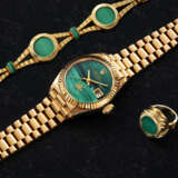 ROLEX, DATEJUST REF. 6917, A GOLD AUTOMATIC WRISTWATCH WITH MALACHITE ‘KHANJAR’ DIAL AND MATCHING BRACELET AND RING - Foto 1