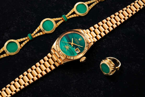 ROLEX, DATEJUST REF. 6917, A GOLD AUTOMATIC WRISTWATCH WITH MALACHITE ‘KHANJAR’ DIAL AND MATCHING BRACELET AND RING - photo 1