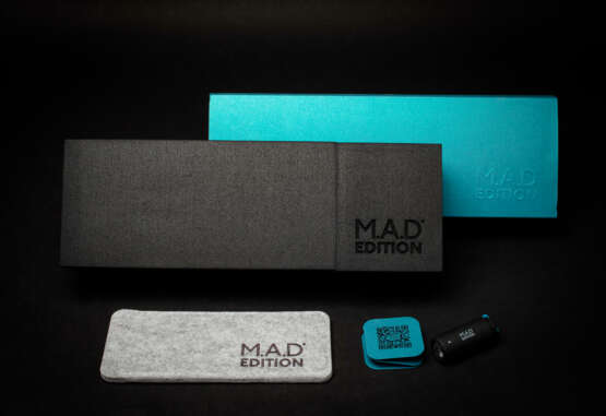 M.A.D. 1 FRIENDS EDITION, A STEEL AUTOMATIC WRISTWATCH WITH LATERAL TIME DISPLAY - Foto 3