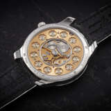 LUDOVIC BALLOUARD, A RARE PLATINUM WRISTWATCH WITH “UPSIDE DOWN” JUMPING HOURS AND EASTERN ARABIC DIAL - Foto 2