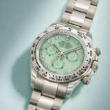 ROLEX. AN ATTRACTIVE 18K WHITE GOLD AUTOMATIC CHRONOGRAPH WRISTWATCH WITH BRACELET AND GREEN CHRYSOPRASE DIAL - фото 2