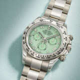 ROLEX. AN ATTRACTIVE 18K WHITE GOLD AUTOMATIC CHRONOGRAPH WRISTWATCH WITH BRACELET AND GREEN CHRYSOPRASE DIAL - photo 2