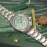 ROLEX. AN ATTRACTIVE 18K WHITE GOLD AUTOMATIC CHRONOGRAPH WRISTWATCH WITH BRACELET AND GREEN CHRYSOPRASE DIAL - photo 3