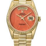 ROLEX. A RARE AND HIGHLY ATTRACTIVE 18K GOLD AUTOMATIC WRISTWATCH WITH SWEEP CENTRE SECONDS, DAY, DATE, CORAL DIAL AND BRACELET - фото 1