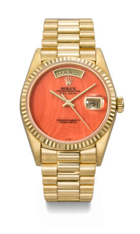 ROLEX. A RARE AND HIGHLY ATTRACTIVE 18K GOLD AUTOMATIC WRISTWATCH WITH SWEEP CENTRE SECONDS, DAY, DATE, CORAL DIAL AND BRACELET - Foto 1