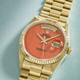 ROLEX. A RARE AND HIGHLY ATTRACTIVE 18K GOLD AUTOMATIC WRISTWATCH WITH SWEEP CENTRE SECONDS, DAY, DATE, CORAL DIAL AND BRACELET - Foto 2