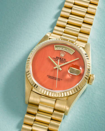 ROLEX. A RARE AND HIGHLY ATTRACTIVE 18K GOLD AUTOMATIC WRISTWATCH WITH SWEEP CENTRE SECONDS, DAY, DATE, CORAL DIAL AND BRACELET - фото 2