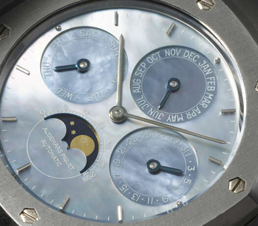 AUDEMARS PIGUET. AN EXTREMELY RARE AND COVETED PLATINUM AUTOMATIC PERPETUAL CALENDAR WRISTWATCH WITH MOON PHASES, MOTHER-OF-PEARL DIAL AND BRACELET - Foto 4